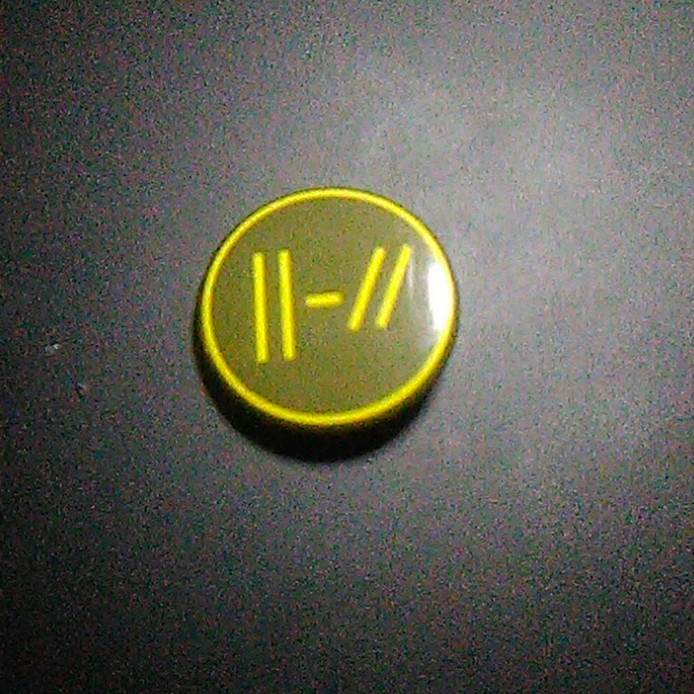 ✨free w/ bundle✨Twenty One Pilots pin